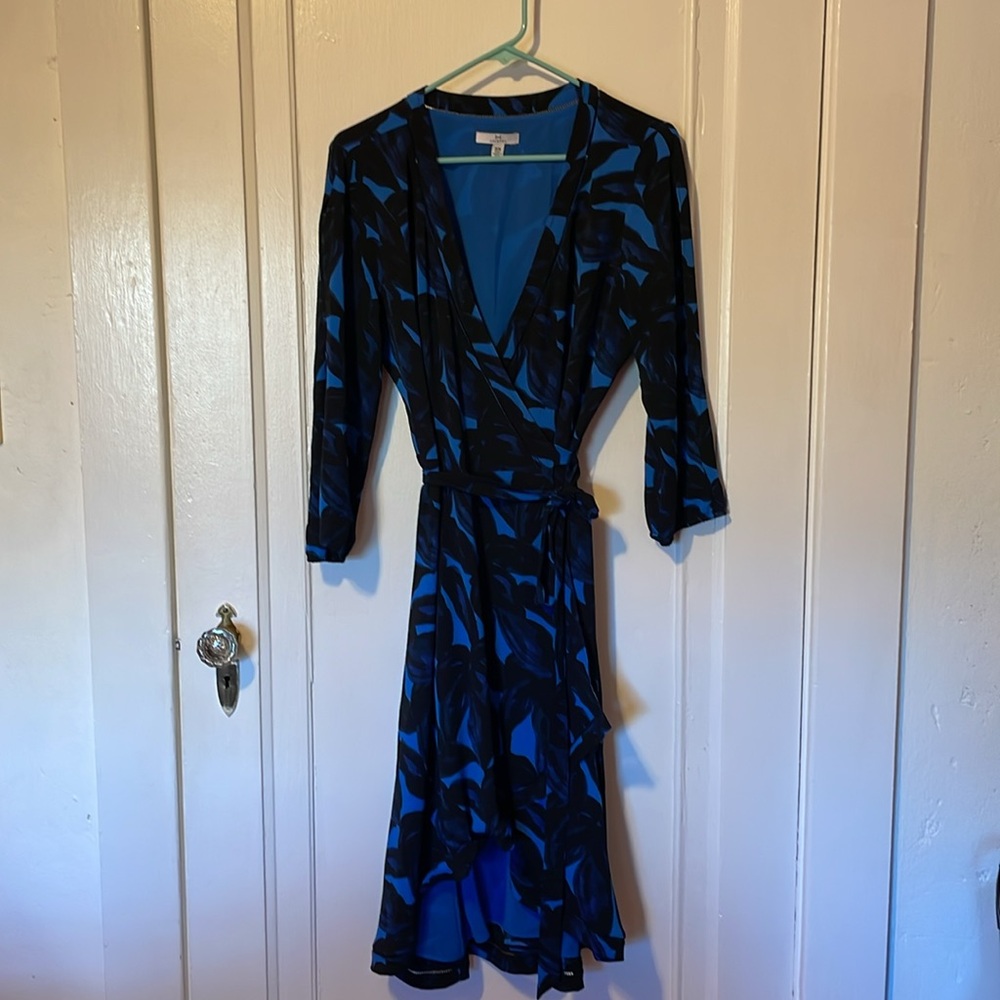 Beautiful blues
Women’s Halston wrap dress
Hi-low